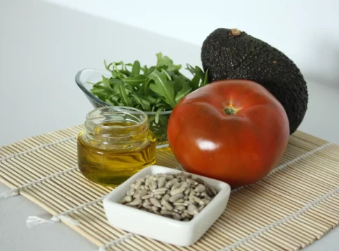 Elige ingredientes frescos Sencilla y deliciosa: la ensalada de aguacate que revolucionará tus cenas