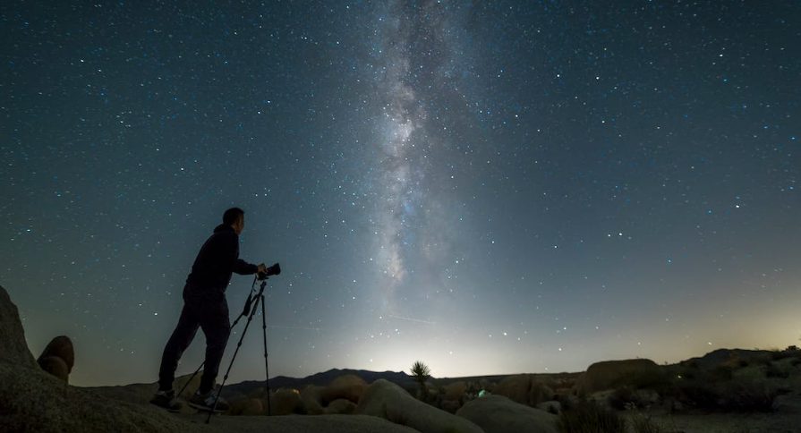 Contemplar el cielo nocturno