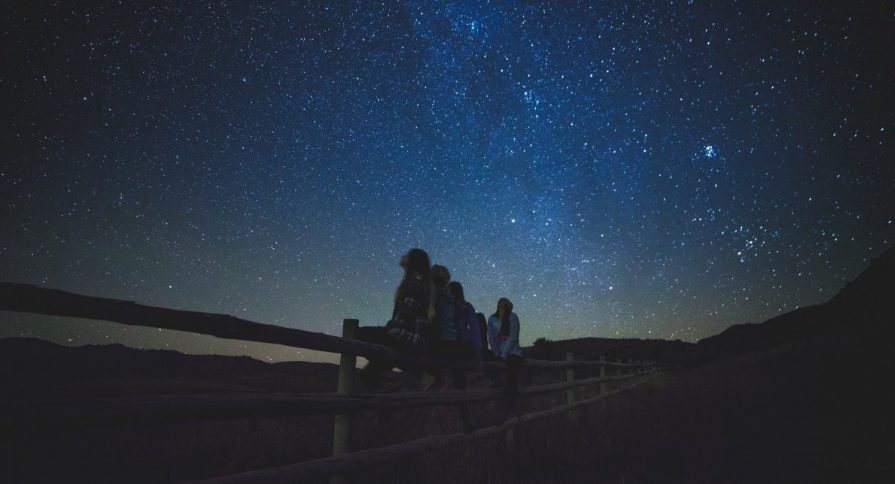 Contemplar el cielo de manera grupal