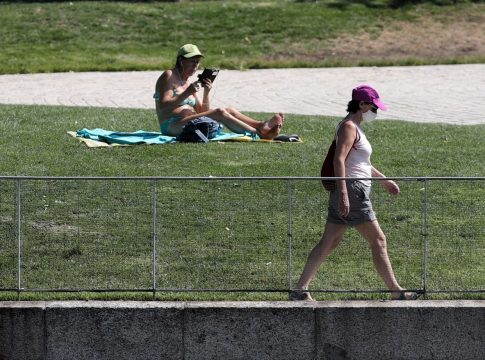 EuropaPress_3255273_dos_personas_soportan_altas_temperaturas_parque_madrid_rio_29_julio_2020 Dos personas soportan las altas temperaturas en el Parque Madrid Río, a 29 de julio de 2020