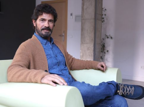El actor Rodolfo Sancho posa para Europa Press en el CEF Escuela de Artes Audiovisuales, a 7 de febrero de 2023