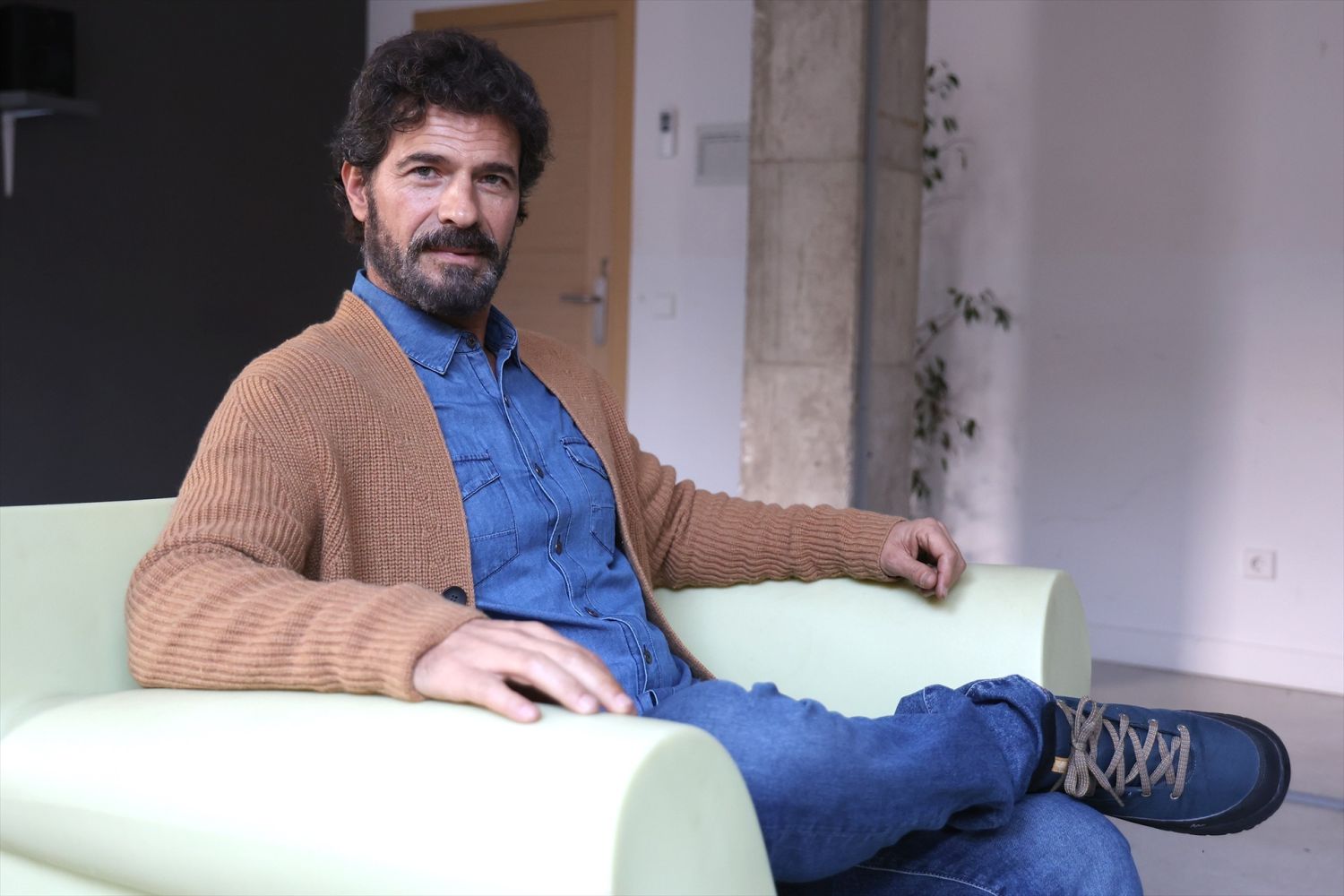 El actor Rodolfo Sancho posa para Europa Press en el CEF Escuela de Artes Audiovisuales, a 7 de febrero de 2023