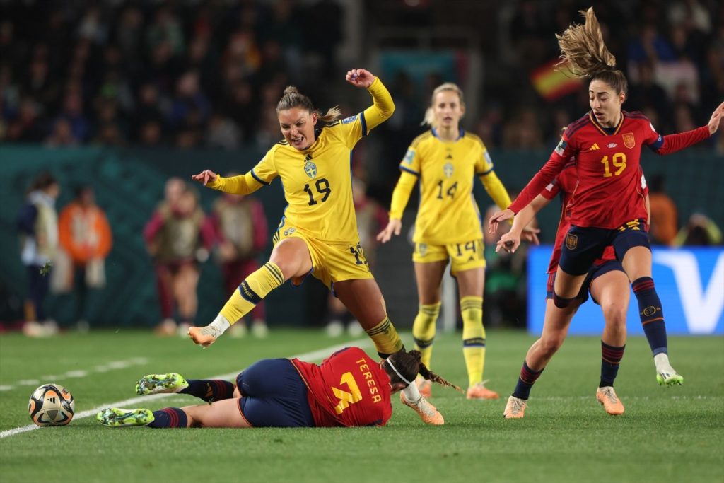 EuropaPress 5381550 johanna kaneryd of sweden leaps over teresa abelleira of spain during the