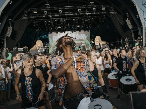 Un hombre baila en el comienzo de la 28ª edición del Festival Rototom Sunsplash, a 16 de agosto de 2023, en Benicasim, Castellón, Comunidad de Valencia (España)