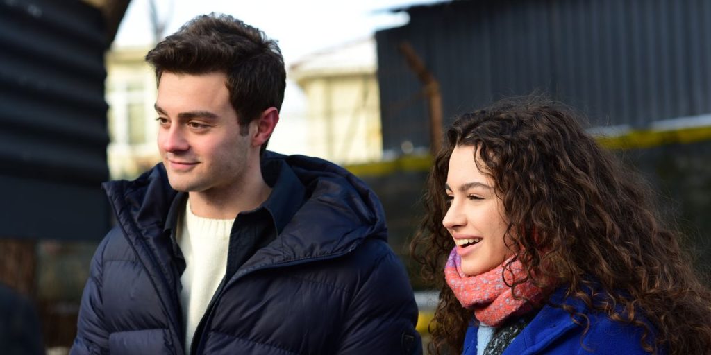 Hermanos: el nuevo enfrentamiento que sacudirá la serie turca 36 No obstante, les contó a Sevgi y a Doruk