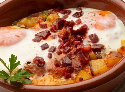 Ingredientes para preparar los mejores huevos al plato al estilo Arguiñano El truco de Arguiñano para unos huevos al plato de primera