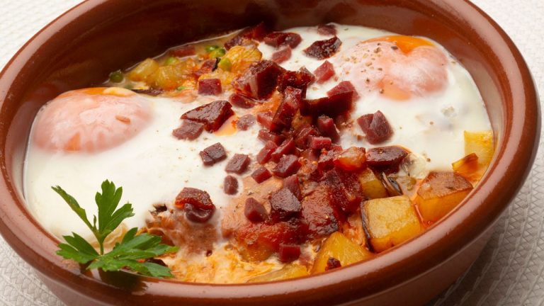 La receta de huevos al plato en freidora de aire: yema cremosa y listos en pocos minutos