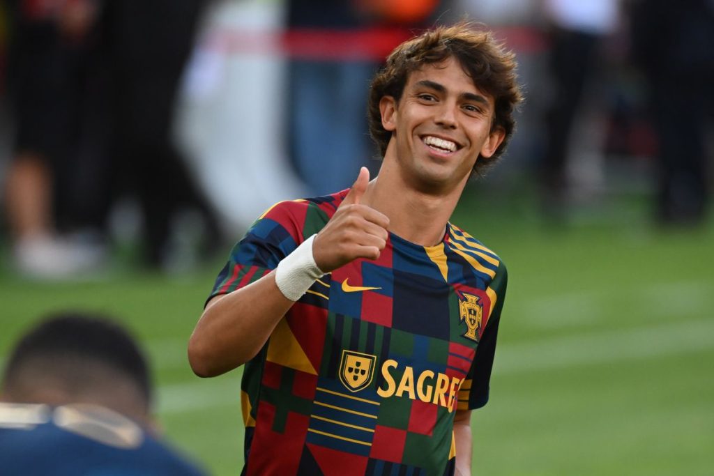 Joao Félix presiona al Barça