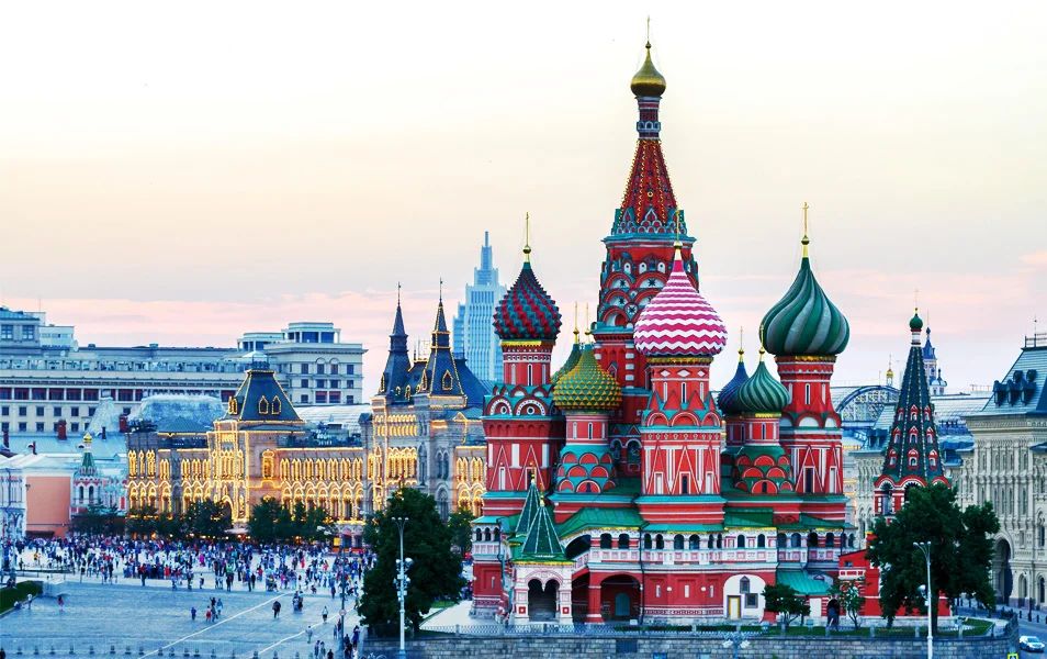La Plaza Roja y a Catedral de San Basilio en Rusia