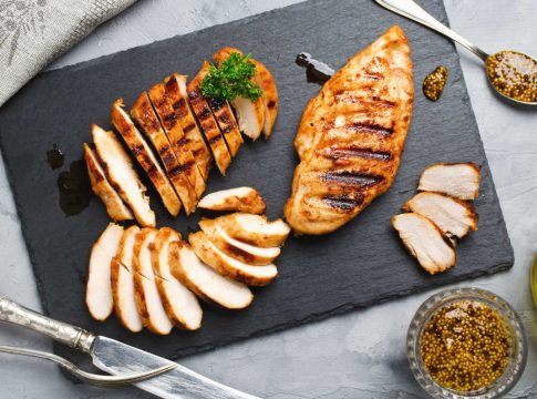 Pollo a la plancha perfecto: receta infalible para que quede jugoso y lleno de sabor Pollo a la plancha perfecto: receta infalible para que quede jugoso y lleno de sabor