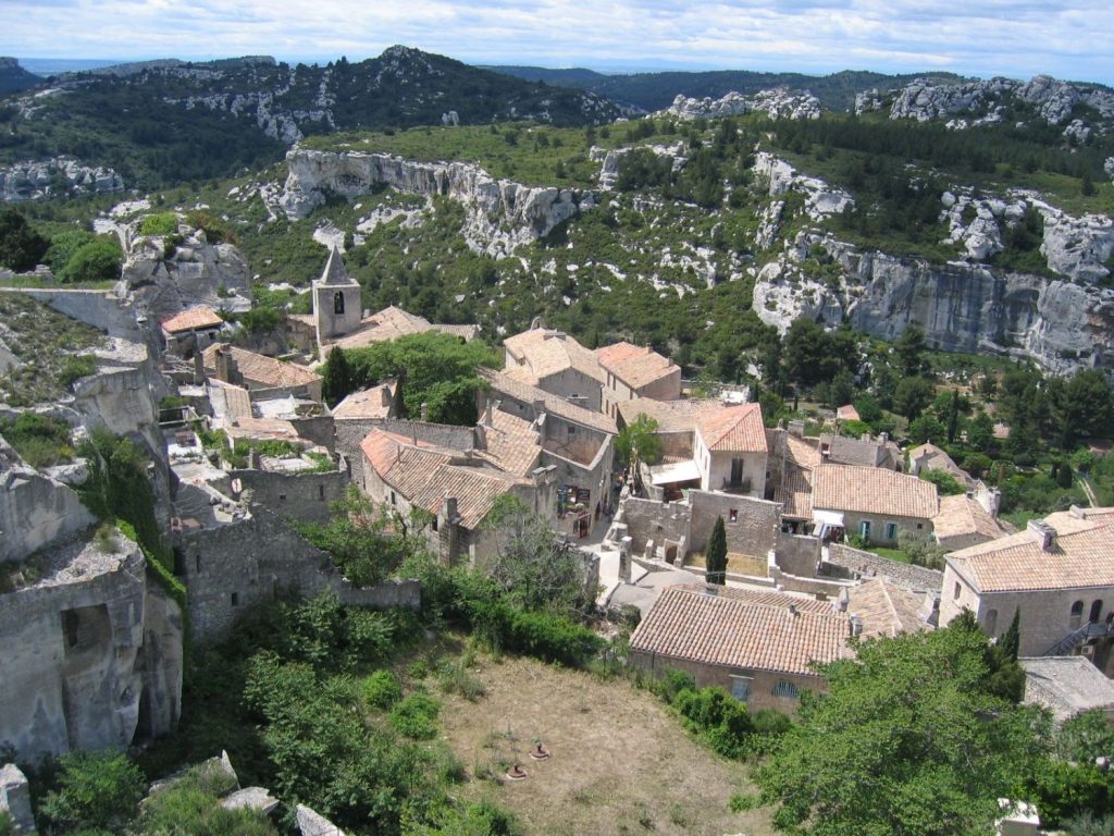 Estos son los 7 pueblos más antiguos de Europa para visitar este verano 52 Les Baux – de – Provence en Francia