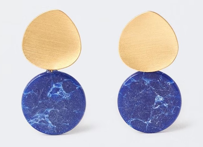 Pendientes unidos con abalorio en azul