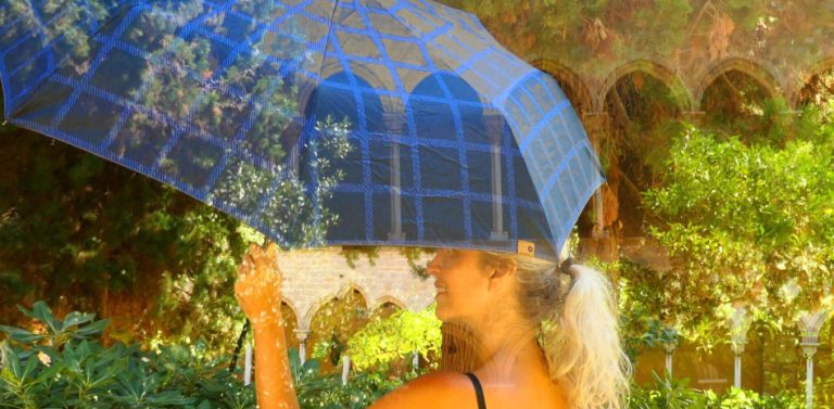 ¿Por qué cada vez más gente lleva paraguas en verano?