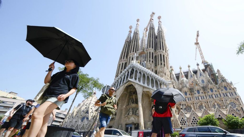 ¿Por qué cada vez veremos a más personas con paraguas en primavera y verano?