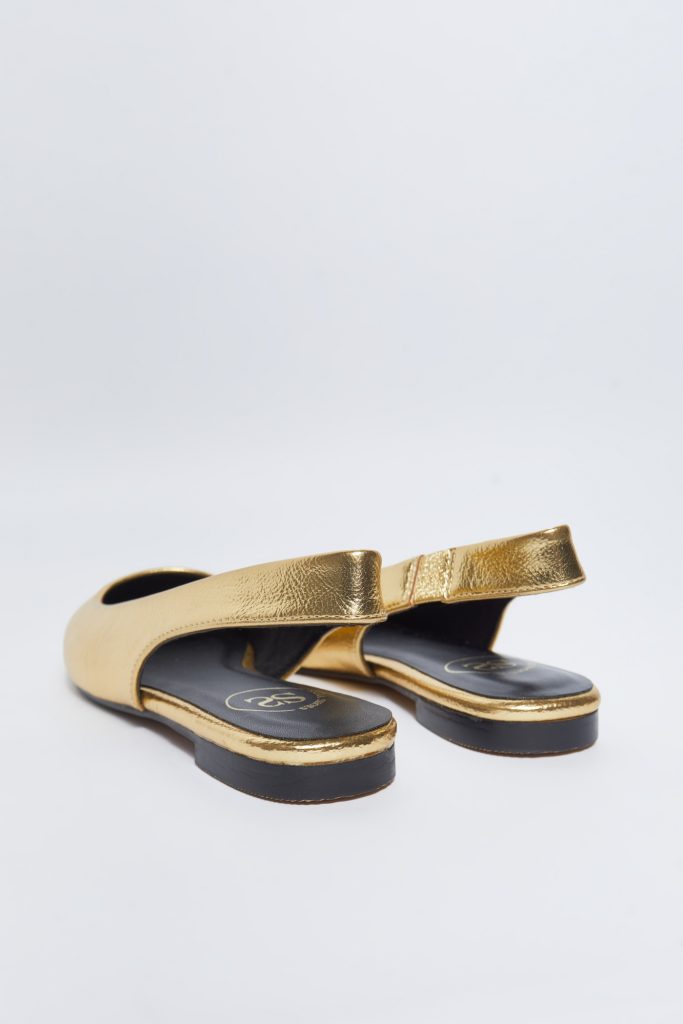 Sandalia plana destalonada metalizada de Sfera