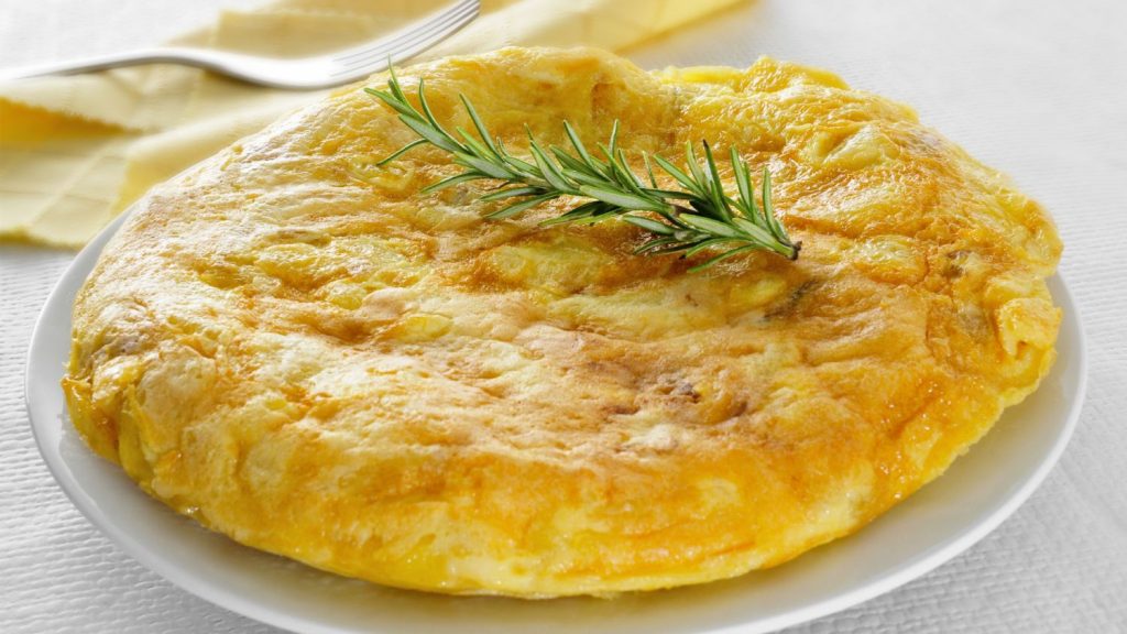 Asegúrate de que todo esté bien mezclado para que la tortilla de patatas quede homogénea en el interior