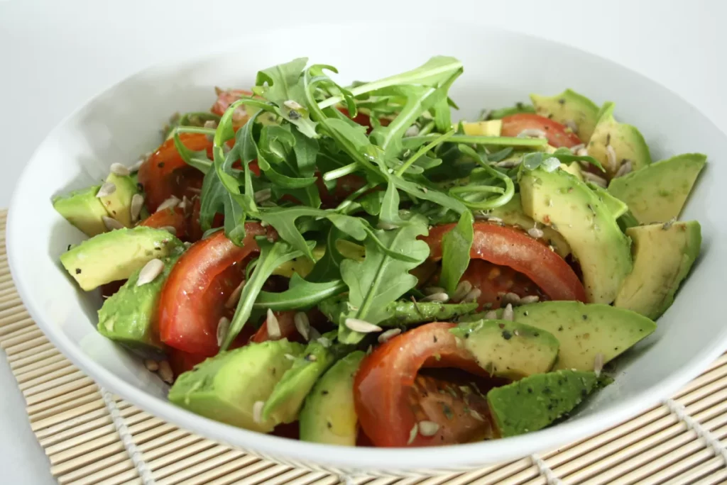 Sencilla y deliciosa: la ensalada de aguacate que revolucionará tus cenas 67 Sencilla y deliciosa: la ensalada de aguacate que revolucionará tus cenas