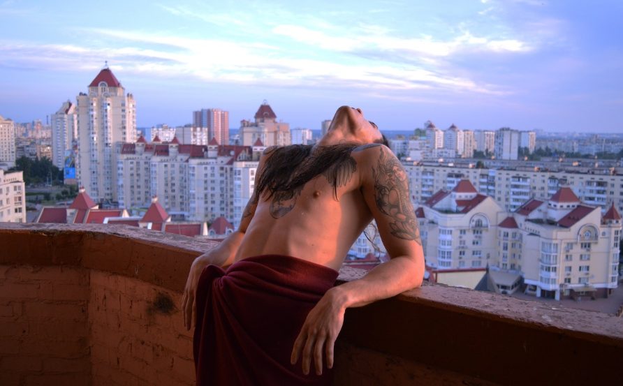 Verdades e inconvenientes de hacer nudismo en casa