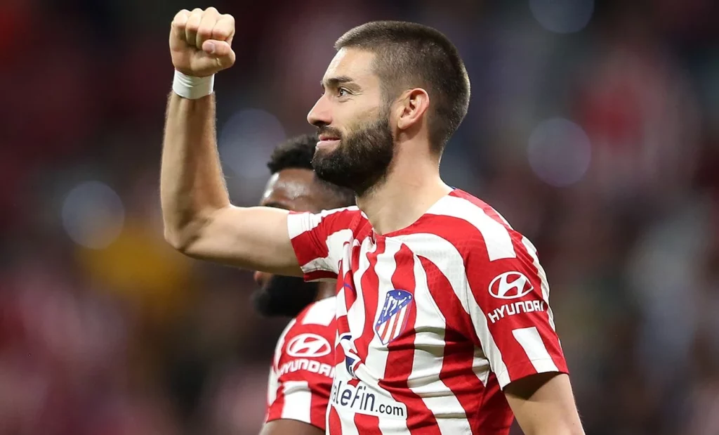 A Yannick Carrasco también lo han descartado en el once de Xavi