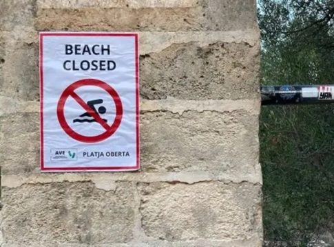 Carteles playa Mallorca guris Carteles playa Mallorca guris