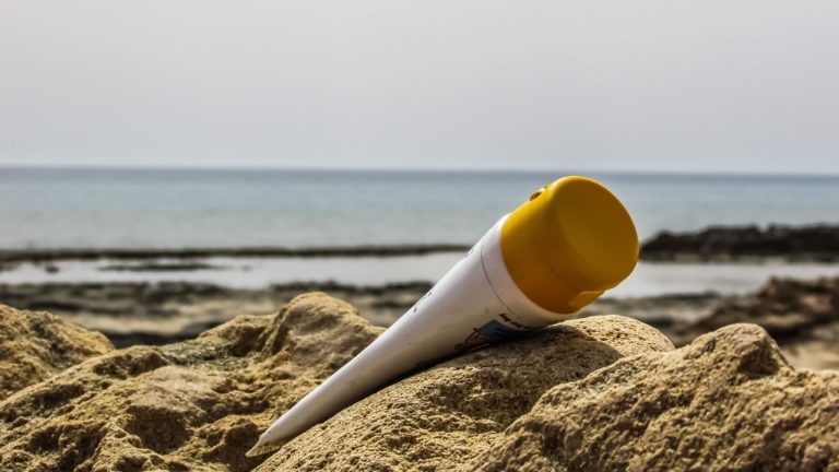 La OCU recomienda cómo protegerse del sol, y no es con crema solar