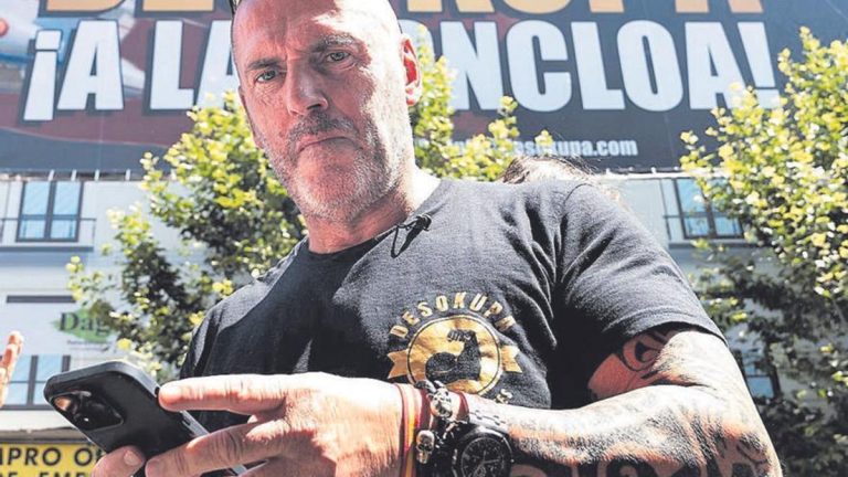 El nuevo método de Desokupa: hacer las maletas al ritmo del himno de España