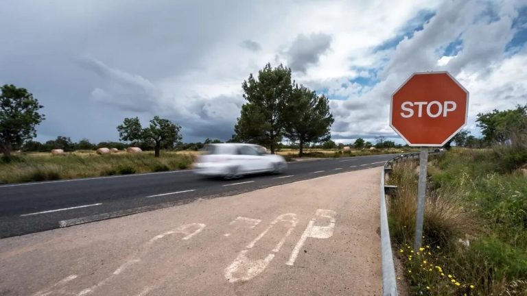 Los nuevos radares de la DGT: 200 euros y 4 puntos por saltarse un Stop