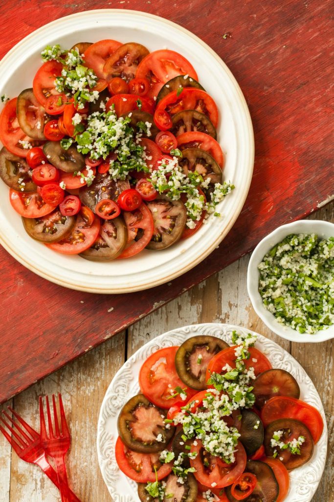 3 ensaladas ligeras y deliciosas para cenar en verano 82 Ensaladas con tomates y cuscús de lima y hierbas