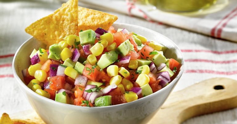 La ensalada de maíz y tomate que te apañará las cenas este verano