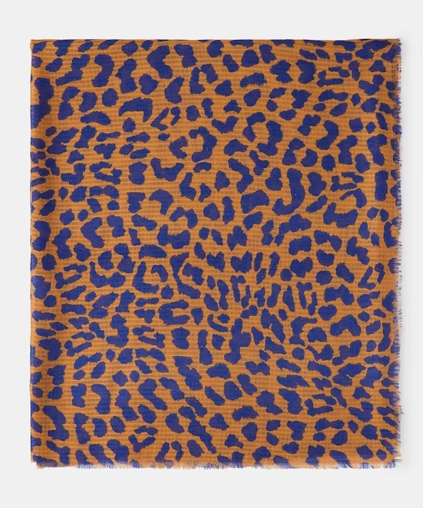 fular con estamapado de flores azul