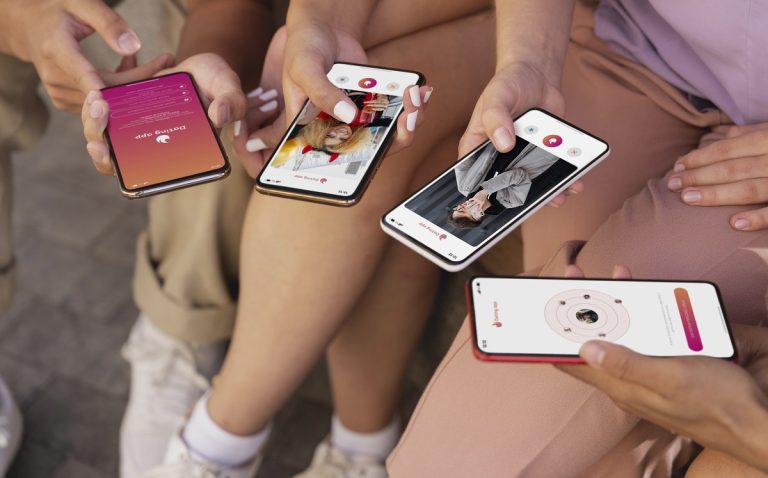 Las 7 mejores aplicaciones para conocer gente más allá de Tinder con tu móvil Android o iPhone