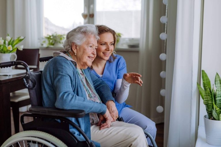 ¿Cómo combatir la soledad no deseada en personas mayores?