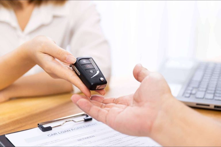 ¿Cómo se efectúa el cambio de titularidad de un vehículo en la DGT? Informes Mecánicos lo explica