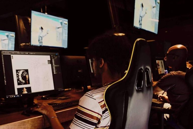 ¿Qué formaciones en programación para videojuegos ofrecen en Universal Arts School?