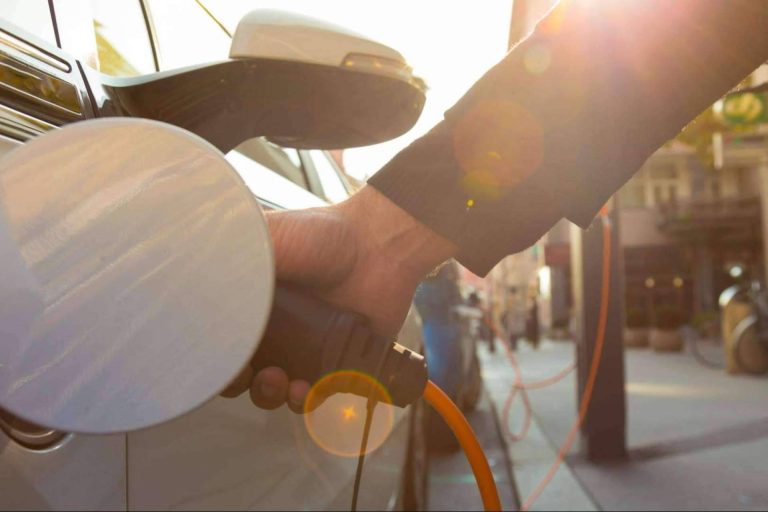 La deducción del 15 % en el IRPF por la compra de un vehículo eléctrico entra en vigor