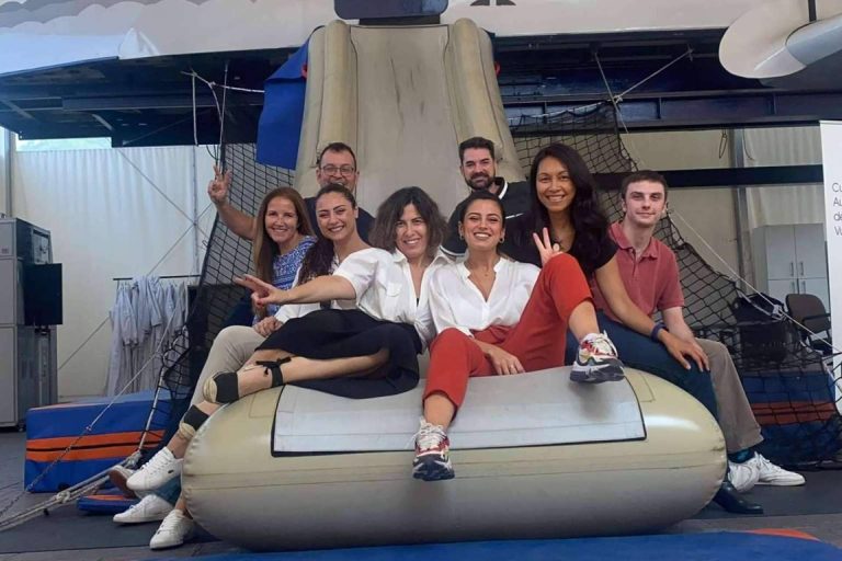 ¿En qué consiste el curso de azafata de vuelo en Madrid de Global Training Aviation?