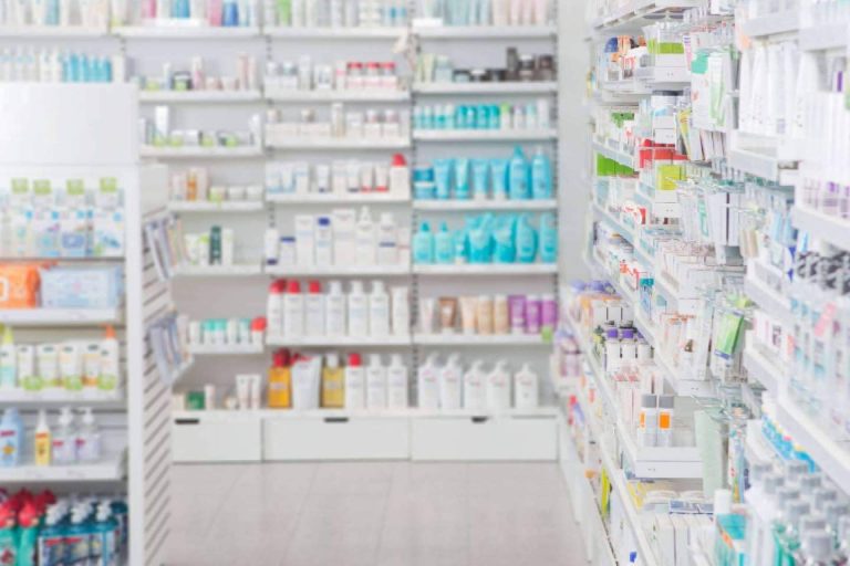 Aspectos a tener en cuenta antes de comprar una farmacia en Madrid, por Urbagesa Farmacias
