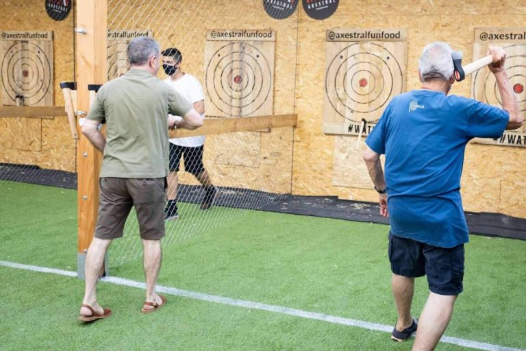 Lanzar hachas, una forma de divertirse y de liberar el estrés de la mano de Axestral