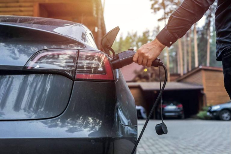 Puntos de recarga para vehículos eléctricos repartidos por Paradores de Turismo de España en 88 de sus establecimientos con ChargeGuru