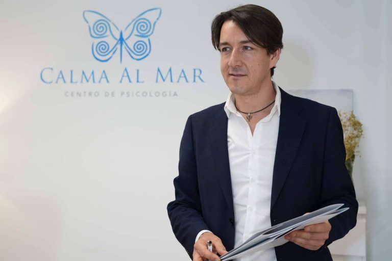 ¿Qué sucede si no se ofrece atención psicológica a una persona en riesgo de suicidio, según Calma Al Mar?