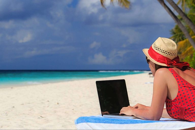 ¿Cómo evitar recibir notificaciones de Hacienda durante las vacaciones?, Consultax lo explica