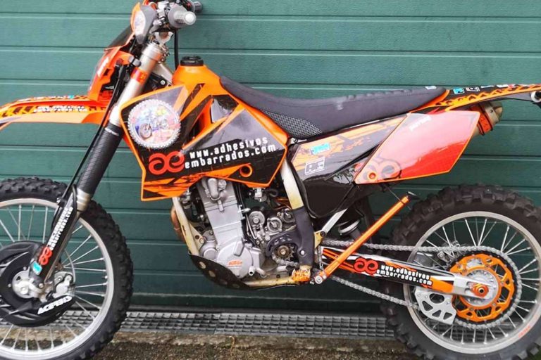 ADHESIVOSEMBARRADOS presenta sus adhesivos holográficos para motos offroad