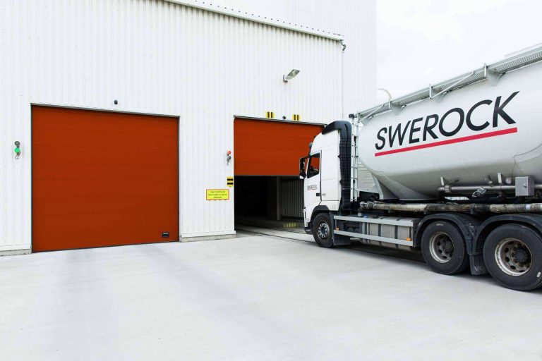 Puertas seccionales de ASSA ABLOY; funcionalidad, seguridad y aislamiento para instalaciones industriales