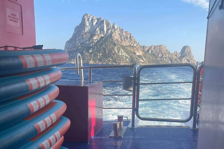 Disfrutar de los cruceros con fiestas en barco en Ibiza al atardecer, con Float Your Boat