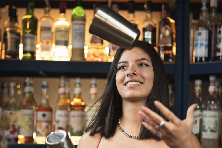 De qué modo dar un salto en la carrera de bartending con el Curso Working Flair de ESCOM
