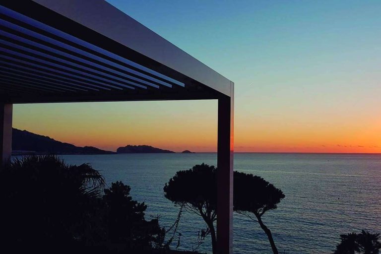 Seesky-BIO es una pérgola bioclimática inteligente de C3 Systems para espacios al aire libre