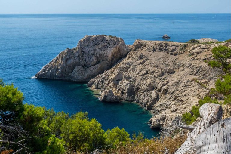 Descubriendo la belleza natural de Cala Ratjada a pie en invierno