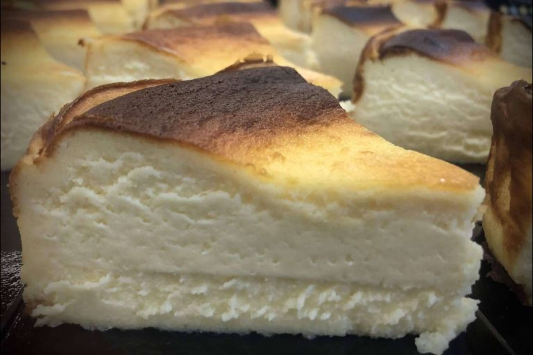 Tarta de queso y Pastel Vasco de Pastelería Oiartzun, dos postres que hay que probar en San Sebastián