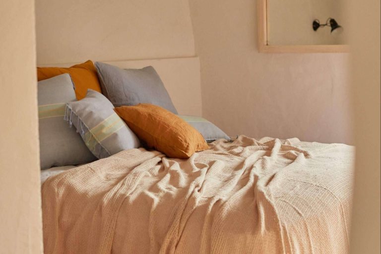 Textiles y accesorios para el hogar con la firma Calma House