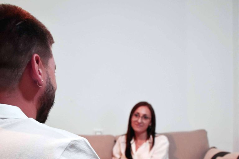 ¿Qué hablar en la primera sesión de terapia?